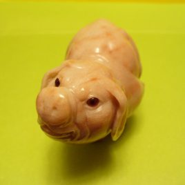 Поросенок из кварцита.