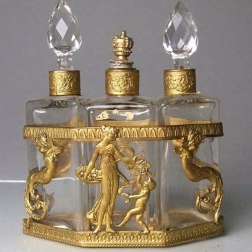 Антикварный французский парфюмерный набор Napoleon III Crystal Ormolu Triple Perfume Caddy.