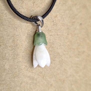 Изящный кулон “Подснежник” от JADE FOREST – воплощение весенней нежности. Выполнен из натурального нефрита, он станет элегантным…