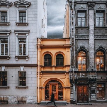 Маленький Желтый дом на ул. Гагаринской, зажатый между другими старинными домами, Санкт-Петербург. #архитектура…