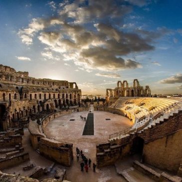 Необычный ракурс римского Колизея (colosseum — исполинский) или как его называют амфитеатр Флавиев.