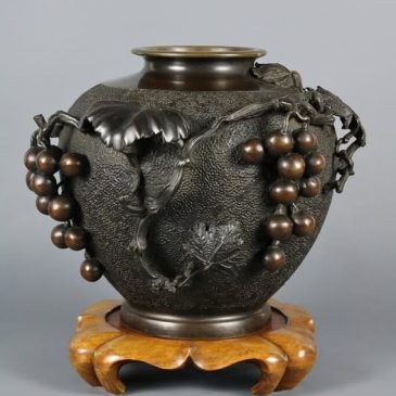 Бронзовая литая ваза “Виноград”, Япония, период Мэйдзи (1868 – 1912) гг.
