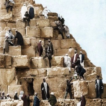 Туристы викторианской эпохи, взбирающиеся на пирамиду, 1867 г.