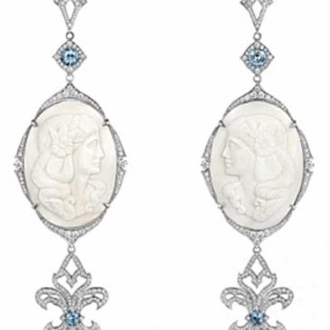 Российский ювелирный бренда Yana Jewellery. Длинные, эффектные серьги из белого золота с камеей на раковине, бриллиантами и шпин…