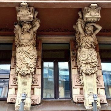 Атланты и кариатиды на старинных зданиях Петербурга.