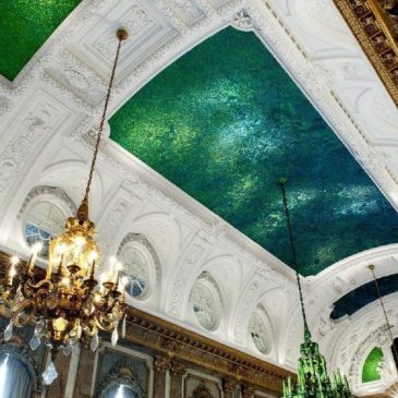 Потолок зеркального зала Королевского дворца в Брюсселе из крыльев миллионов тропических жуков рода Chrysochroa, 2002 год…